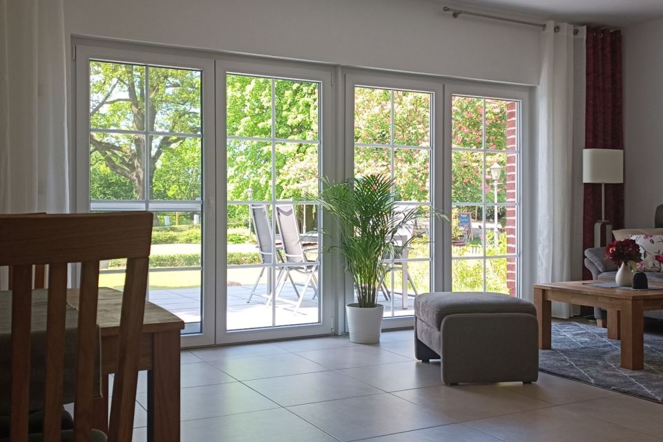 Die helle Fensterfront - Blick auf die Terrasse und in den Garten, Foto: H. Herrmann, Lizenz: H. Herrmann